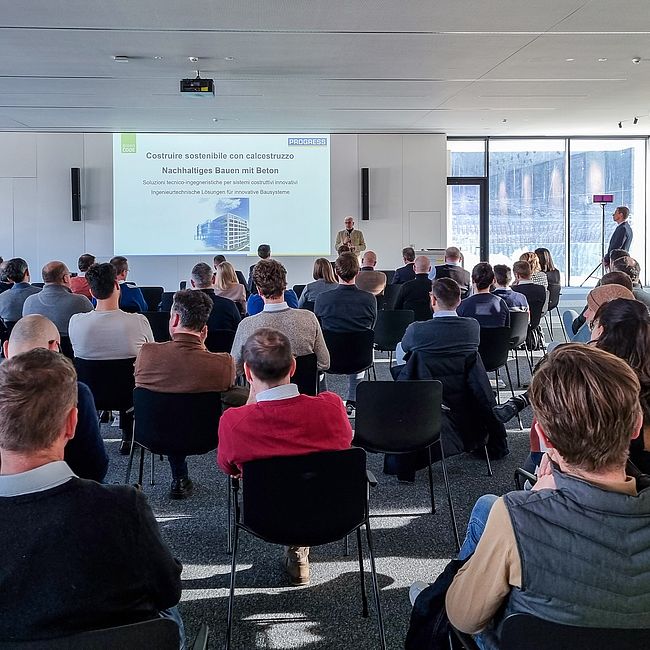 Fachvortrag über nachhaltiges Bauen mit Beton bei einer Progress Group Veranstaltung mit zahlreichen Teilnehmern