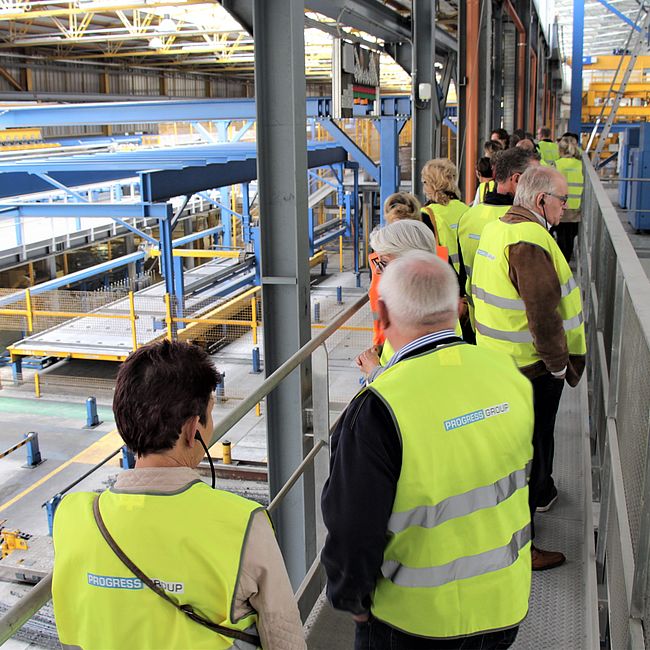 Gruppo visitatori con gilet sicurezza visita impianto produzione industriale elementi prefabbricati Progress Group